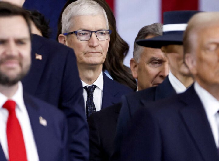 Apple Plans to Invest $500 Billion in U.S. as Trump Tariffs Loom
