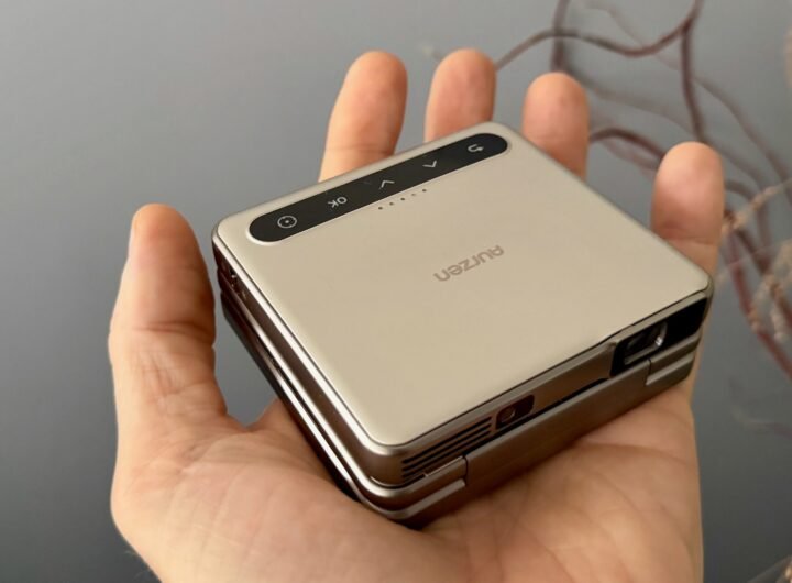 Aurzen Zip tri-fold projector review: mirror anything (without DRM)